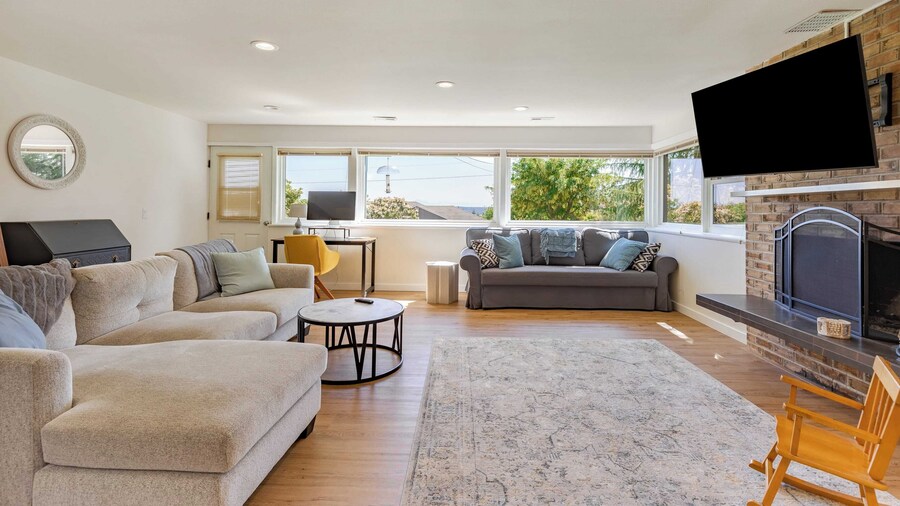 Sunny Side Island Retreat by Avantstay Backyard