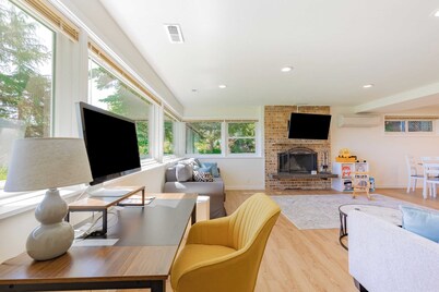 Sunny Side Island Retreat by Avantstay Backyard