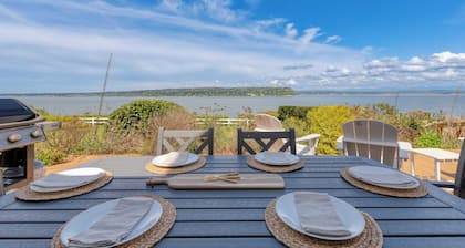 Colonial Bluff House Above the Sea by Avantstay