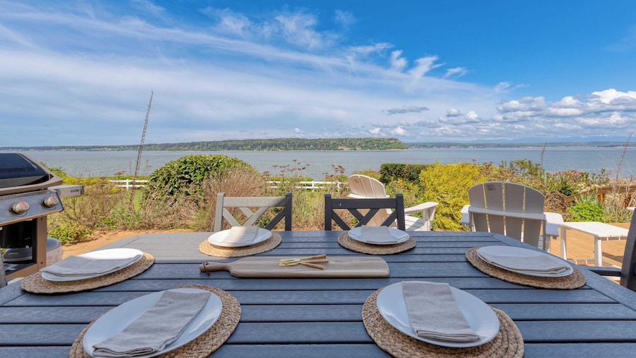 Colonial Bluff House Above the Sea by Avantstay