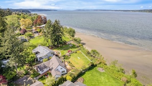 A residential area with houses and a large body of water. - Colonial Bluff House Above the Sea by Avantstay (Langley)