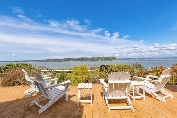 Interior - Colonial Bluff House Above the Sea by Avantstay (Langley)