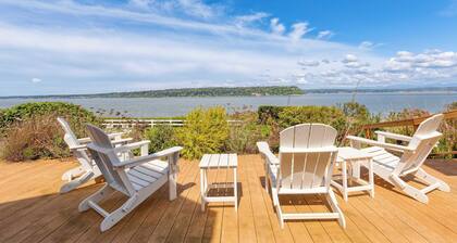 Colonial Bluff House Above the Sea by Avantstay