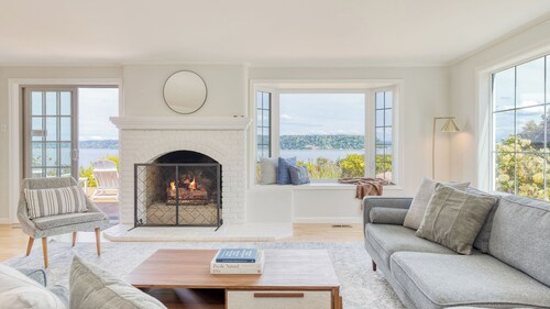 Colonial Bluff House Above the Sea by Avantstay