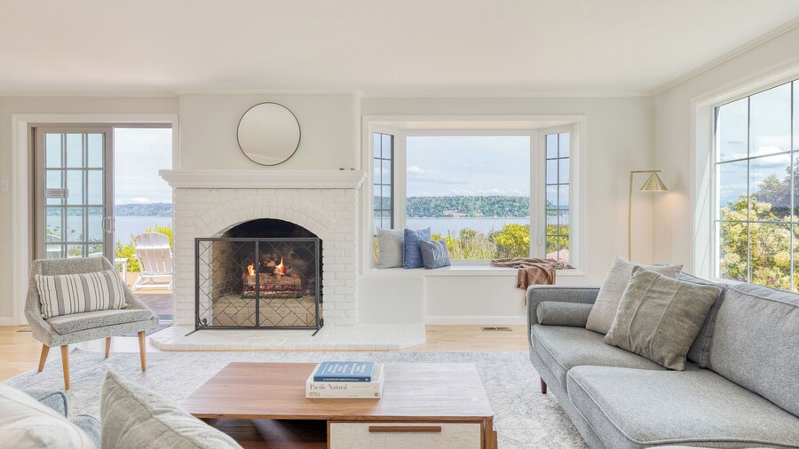 Colonial Bluff House Above the Sea by Avantstay