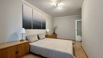 1 slaapkamer, een strijkplank/strijkijzer, gratis wifi, beddengoed