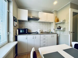 Frigorífico, horno, placa de cocina y hervidor eléctrico