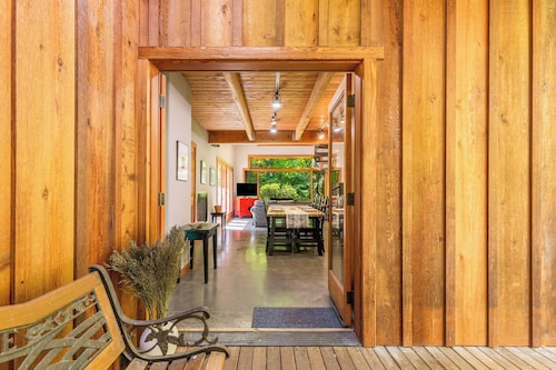 Rhythm Waters by Avantstay Garden Paradise, Pond