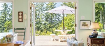 Comfy Coastal Cottage by Avantstay Mountain View