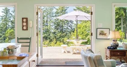 Comfy Coastal Cottage by Avantstay Mountain View