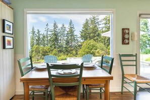House (2 Bedrooms) | Interior - Comfy Coastal Cottage by Avantstay Mountain View (Freeland)