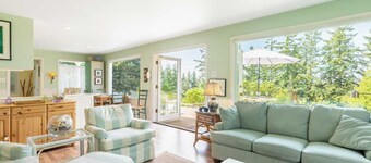 Comfy Coastal Cottage by Avantstay Mountain View