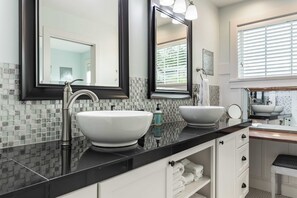 House (2 Bedrooms) | Bathroom | Bathtub - The Lookout at Crane's Landing by Avantstay (Greenbank)