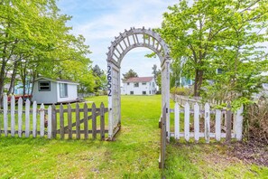 Property grounds - Sunlight Beach Getaway by Avantstay Views (Clinton)