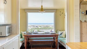 Cocina compacta con comedor, ventana con vistas y un microondas.