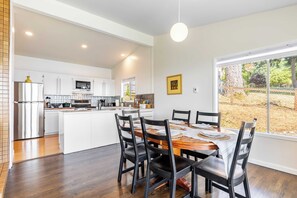 House (4 Bedrooms) | Interior - Saratoga by the Sea by Avantstay Panoramic View, Near Langley (Langley)