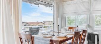 Totally Beachin' Getaway by Avantstay Waterfront
