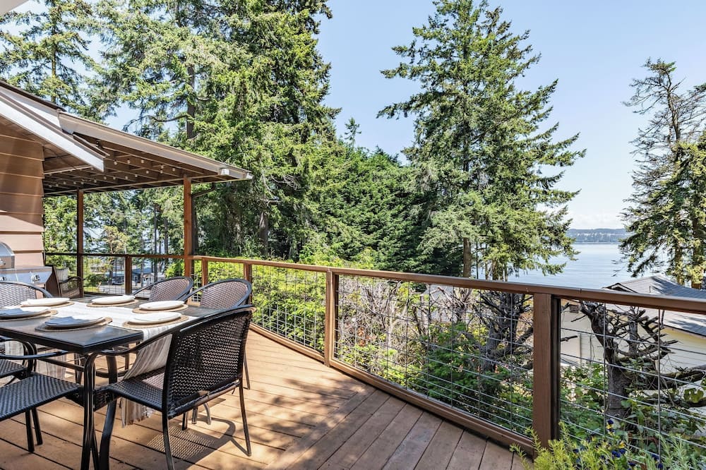 Eagles Watch by Avantstay Large Deck w/ Views - Island County, WA