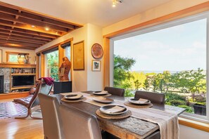 House (2 Bedrooms) | Interior - Heron Rook Cottage by Avantstay Panoramic View (Langley)