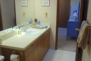 Huis (4 Bedrooms) | Badkamer | Handdoeken, zeep, shampoo, toiletpapier