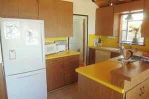 Casa (4 Bedrooms) | Cocina privada | Refrigerador, microondas, horno y parrilla de estufa 