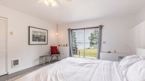 Une chambre à coucher comprenant un lit, une chaise, un bureau, une fenêtre donnant sur l’extérieur et un luminaire au plafond.