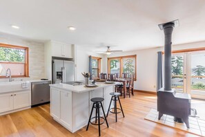 House (3 Bedrooms) | Private kitchen | Fridge, microwave, oven, stovetop - Camano Vista Paradise by Avantstay Private Beach (Greenbank)