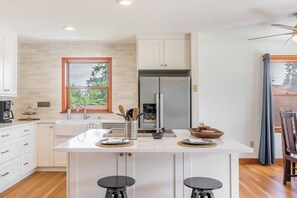 House (3 Bedrooms) | Private kitchen | Fridge, microwave, oven, stovetop - Camano Vista Paradise by Avantstay Private Beach (Greenbank)