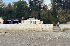 A building with a flat roof, large windows, and a flagpole. - Oceanfront w/ Game Room, Fire Pit, Panoramic Views Angels Landing by Avantstay (Langley)