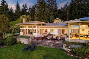 A modern house with a patio, outdoor seating, and a hot tub. - Orca Ridge on Resort Road by Avantstay A+ Views (Greenbank)