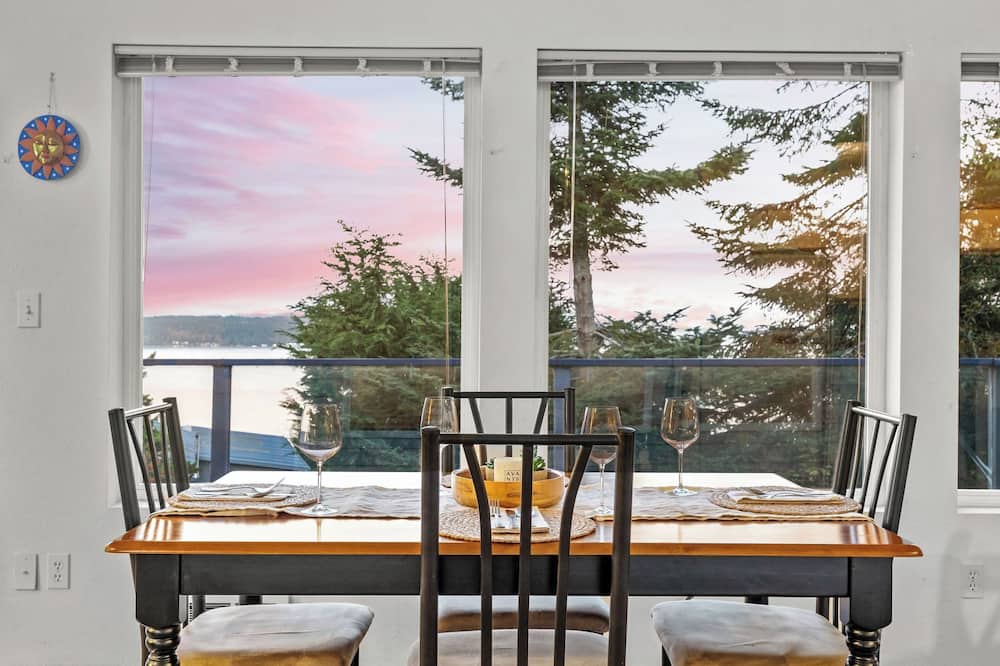 Incredible Water Views, Deck Relaxing Retreat Greenbank Getaway by Avantstay - Camano Island, WA
