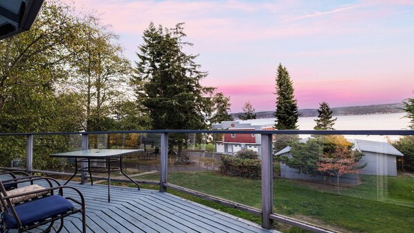 House (2 Bedrooms) | Outdoor dining - Incredible Water Views, Deck Relaxing Retreat Greenbank Getaway by Avantstay (Greenbank)