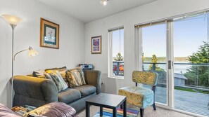 Interior - Incredible Water Views, Deck Relaxing Retreat Greenbank Getaway by Avantstay (Greenbank)