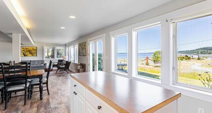 Private Beach Access + Water Views! Sleeps 18, Historic 6bdr Farmhouse w/ Deck