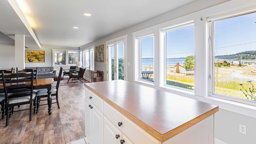 Private Beach Access + Water Views! Sleeps 18, Historic 6bdr Farmhouse w/ Deck