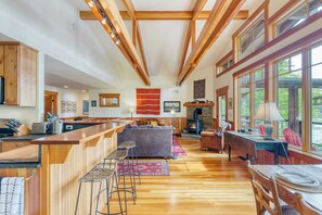 House (2 Bedrooms) | Interior - Goss Lake Chalet by Avantstay Lakefront w/ Dock (Langley)