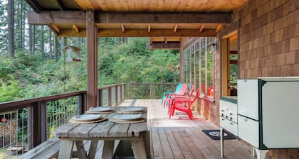 Goss Lake Chalet by Avantstay Lakefront w/ Dock