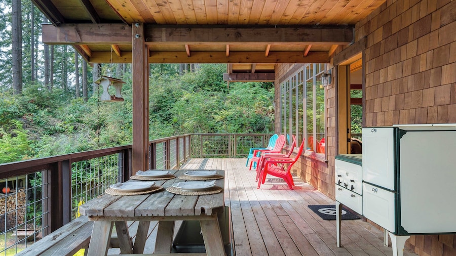 Goss Lake Chalet by Avantstay Lakefront w/ Dock