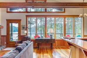 House (2 Bedrooms) | Interior - Goss Lake Chalet by Avantstay Lakefront w/ Dock (Langley)