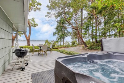 Cove Cottage by Avantstay Waterfront Views + Spa