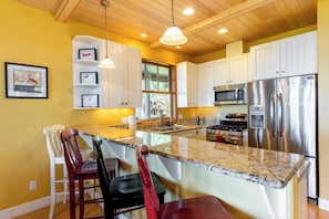 House (4 Bedrooms) | Interior - Westside Waterfront View Home - Avantstay Hot tub (Greenbank)