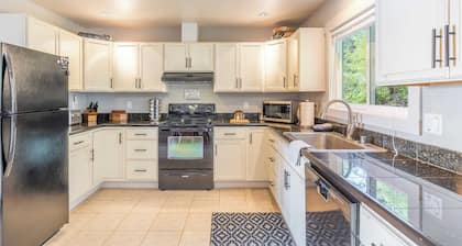 Wolf Beach Cottage by Avantstay Harbor Views