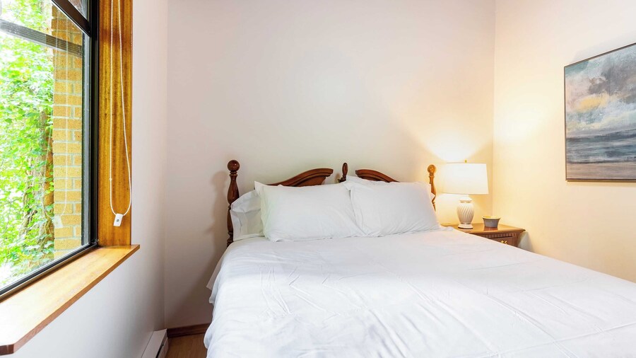 Goss Lake Getaway by Avantstay Lakefront Escape