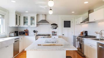 Rumah (5 Bedrooms) | Dapur pribadi | Lemari es, microwave, oven, dan kompor