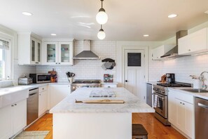 House (5 Bedrooms) | Private kitchen | Fridge, microwave, oven, stovetop - Bayview Together Farm by Avantstay A+ Location (Langley)