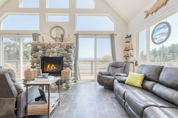 House (2 Bedrooms) | Interior - Sisters by the Sound by Avantstay Beach Access (Coupeville)