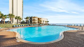 Alberca techada y alberca climatizada