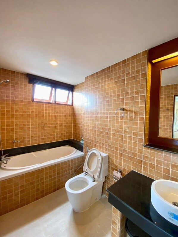 A bathroom with a bathtub, toilet, and sink. - Orchid Pool Villa Phuket (Ratsada)