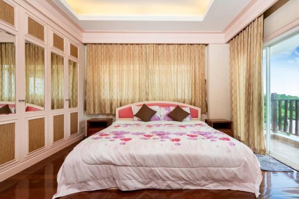 In-room safe, blackout drapes, iron/ironing board, WiFi (free)
