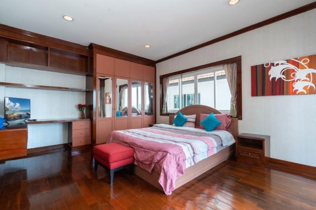 In-room safe, blackout drapes, iron/ironing board, WiFi (free)